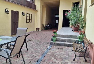 Cladire mixta cu spatii la parter si numeroase incaperi -central - 25