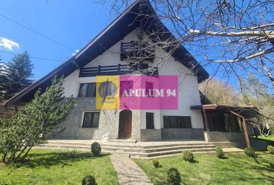 Casă individuală cu 9 camere în Capul Câmpului