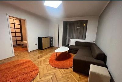 Apartament cu 2 camere semidecomandat, mobilat în Central