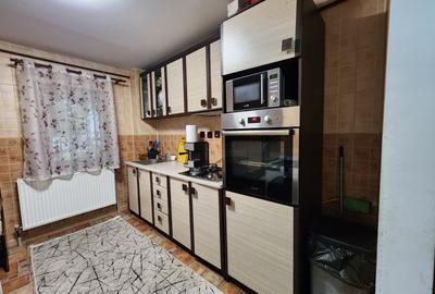 Apartament 2 camere decomandat, parter înalt, Podu Iloaiei – zonă centrală - 3