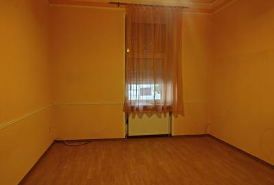 Apartament la casă cu front stradal,  str. M. Eminescu. 119 900 E. - 2