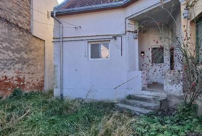 Casa zona centrala curte comuna 49000 Euro - 2