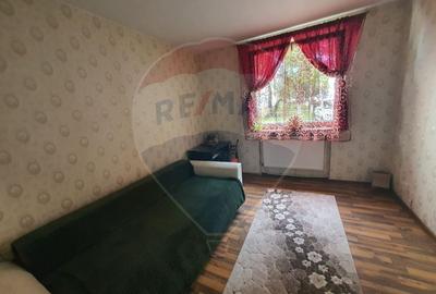 Apartament cu 3 camere decomandat, mobilat în Est