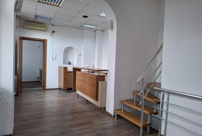 Casă individuală cu 8 camere în Dacia