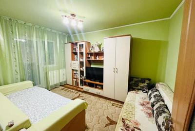 Apartament cu trei camere , decomandat,confort 1,centrala si garaj