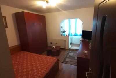 Apartament cu 3 camere decomandat în Dârste