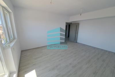 Apartament cu 3 camere decomandat în Titan