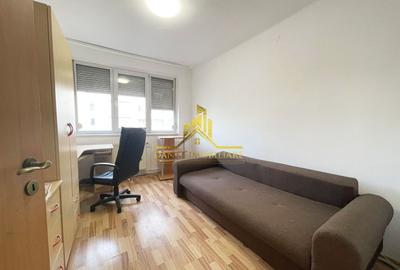 Apartament cu 3 camere semidecomandat, mobilat în Central
