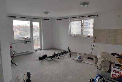 Apartament cu 3 camere semidecomandat în Dâmbul Rotund
