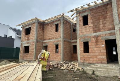 Duplex despartit prin camera tehnica cu 4 camere + Carport - Calea Urseni - 1