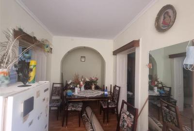 Casa cu curete, gradina si anexe Rausor