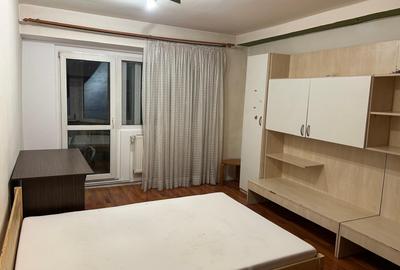 Apartament cu 3 camere decomandat în Nicolina