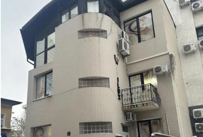 Casă individuală cu 6 camere în Central