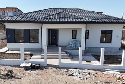 Casă individuală cu 4 camere în Breazu