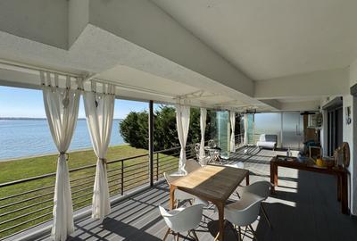 Un apartament ca o casa, cu peluza si ponton pe lac - 1