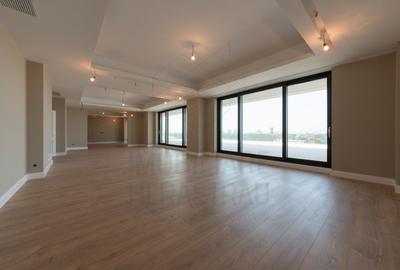 Apartament cu 5 camere semidecomandat în Herăstrău