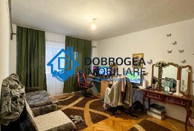 Apartament cu 3 camere decomandat, mobilat în Pelican