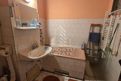 Apartament de vanzare cu 3 camere, centrala proprie, etaj 3, Lipovei - 9