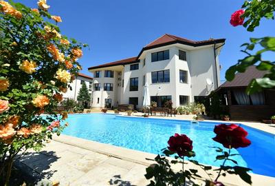 Casă individuală cu 14 camere în Băneasa