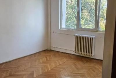 Apartament cu 3 camere decomandat în Titan