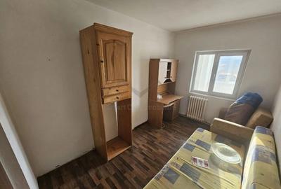 Apartament cu 3 camere decomandat în Nicolina