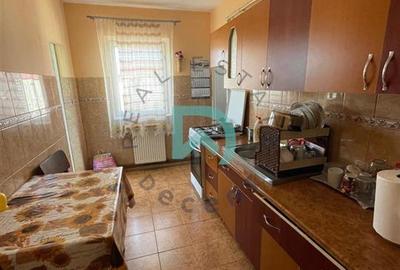 Apartament cu 4 camere semidecomandat în Florilor