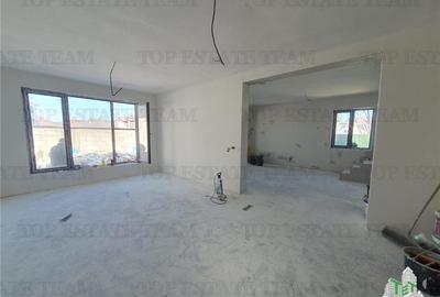 Duplex 8 camere cu doua intrari separate curte comuna Navodari - 16