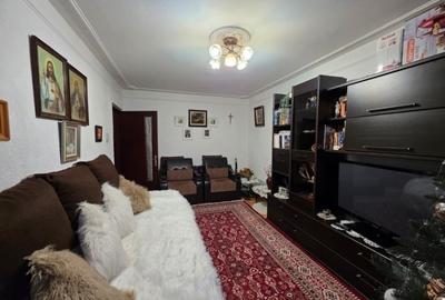 Apartament cu 3 camere decomandat în Metalurgie