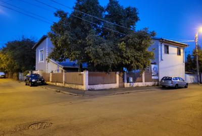 Casă individuală(P+!E+pod)+casă parter în aceeași curte. Teren 270 mp.Curte 150 - 1