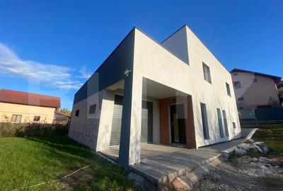 Casă individuală cu 5 camere în Dezmir