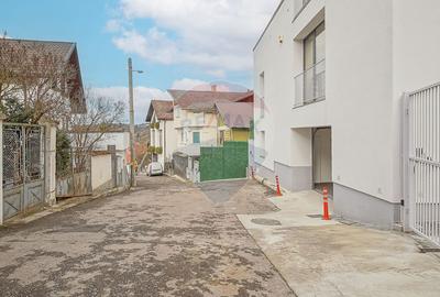 La poalele Tâmpei — vilă contemporană în Schei - 31