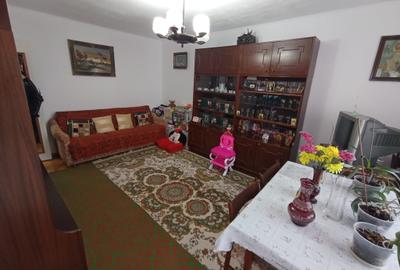 Apartament cu 3 camere decomandat în Nicolina