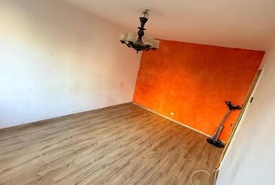 Apartament cu 3 camere decomandat în Drumul Taberei