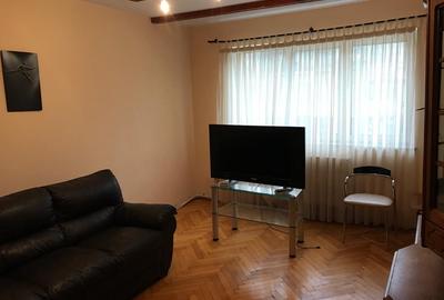 Apartament cu 3 camere decomandat, mobilat în Central