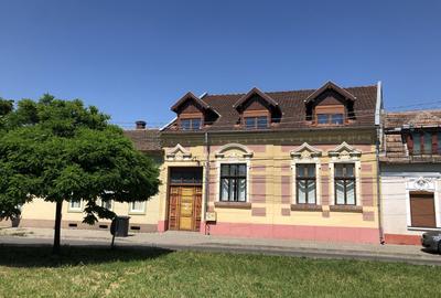 Lunei,casa multifunctionala. - 1