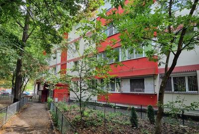 Apartament cu 3 camere semidecomandat în Pajura