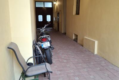 Cladire mixta cu spatii la parter si numeroase incaperi -central - 28