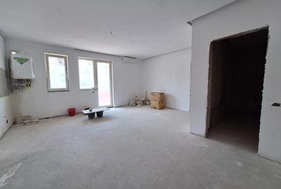 Apartament cu 3 camere semidecomandat în Florești