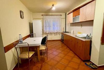 Apartament cu 3 camere decomandat în Aradului