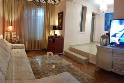 Casă cu 8 camere în Unirii