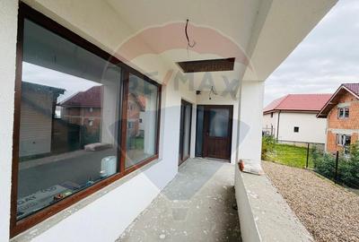 Casă / Vilă cu 4 camere de vânzare - 5