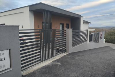 Casă individuală cu 4 camere în Dezmir