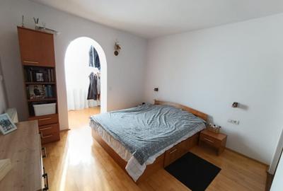 Apartament cu 3 camere decomandat, mobilat în Central