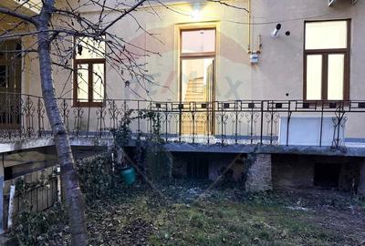 Apartament 4 camere, pe 2 niveluri si curte comuna în Centru - 40