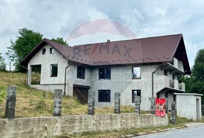 Casă individuală cu 7 camere în Săliștea de Sus
