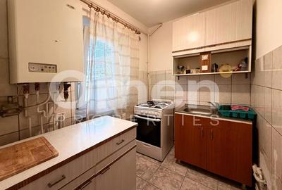 Garsoniera de vanzare, 28 mp, la parter inalt, zona bld. Bucuresti - 3