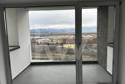 Apartament cu 3 camere decomandat în Cristian