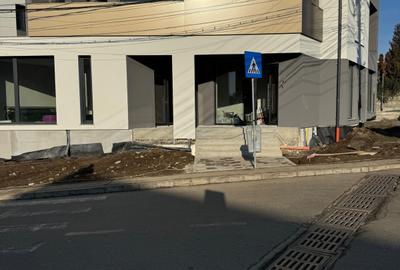 Spatiu comercial, nou, vitrina mare la strada , ideal florarie - 1