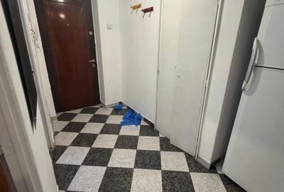 Piata Muncii 1 minut metrou - vedere spate - bloc 1986 - 4