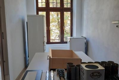 Cladire mixta cu spatii la parter si numeroase incaperi -central - 7